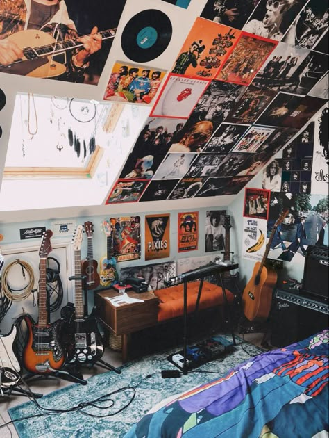 70s Rock And Roll Aesthetic Room, Britpop Bedroom, Musician Bedroom Aesthetic, Band Room Aesthetic, 90s Grunge Bedroom, Musician Bedroom, Grunge Room Decor 90s, Punk Room Aesthetic, 90s Grunge Room