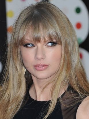 Wispy Bangs: Layered Bangs and Soft Fringes Hairstyles Taylor Swift Hair Color, Long Choppy Hair, Taylor Swift Bangs, Layered Bangs, Soft Bangs, Choppy Hair, Brit Awards, Taylor Swift Hair, Wispy Bangs