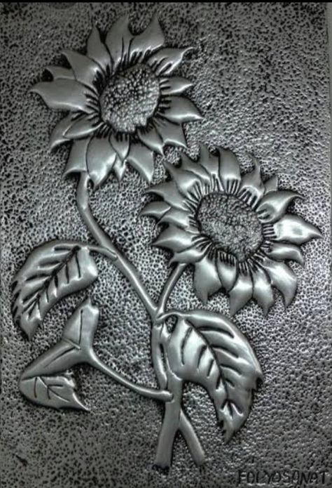 Feuille Aluminium Art, Aluminum Foil Crafts, Tin Foil Art, Metal Embossing Art, Metal Sculpture Artists, Metal Art Techniques, Aluminum Foil Art, Pewter Art, Aluminum Crafts