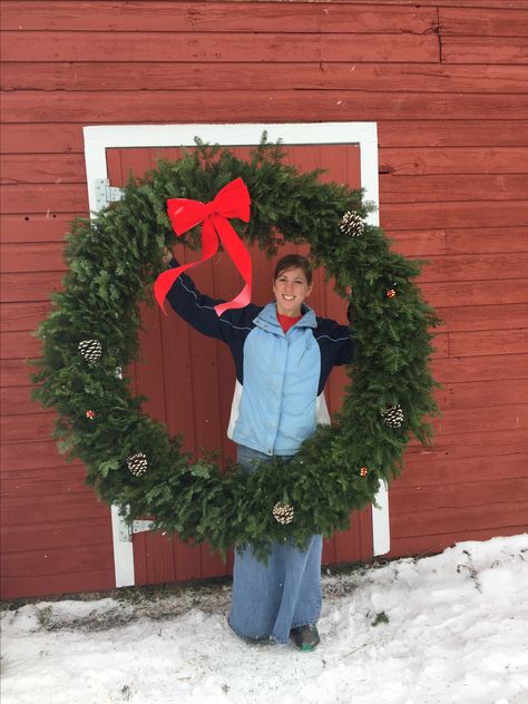 Giant Outdoor Christmas Wreath, Giant Wreath On House, Large Outdoor Wreath On House, Large Christmas Wreath Outdoor, Outdoor Wreaths On House, Giant Christmas Wreath, Christmas Exterior, Fresh Wreaths, Giants Wreath