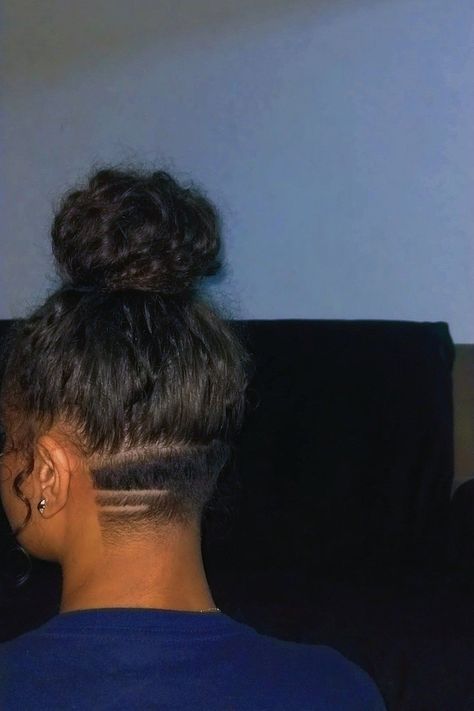 Undercut Curly Hair Long, Undercut Hairstyles Women Black, Undercut Ideas For Women, Under Hair Shaved, Curly Hairstyles Undercut, Small Undercut, Curly Hair Undercut, Undercut Natural Hair, Undercut Curly Hair