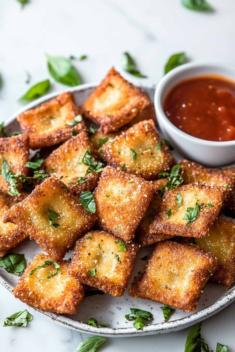 Fried Ravioli Fried Lobster Ravioli, Fried Ravioli Appetizer, Fries Ravioli, Ravioli Bites, Ravioli Appetizer, Fried Ravioli Recipe, Stuffed Baguette, Fried Ravioli, Holiday Apps