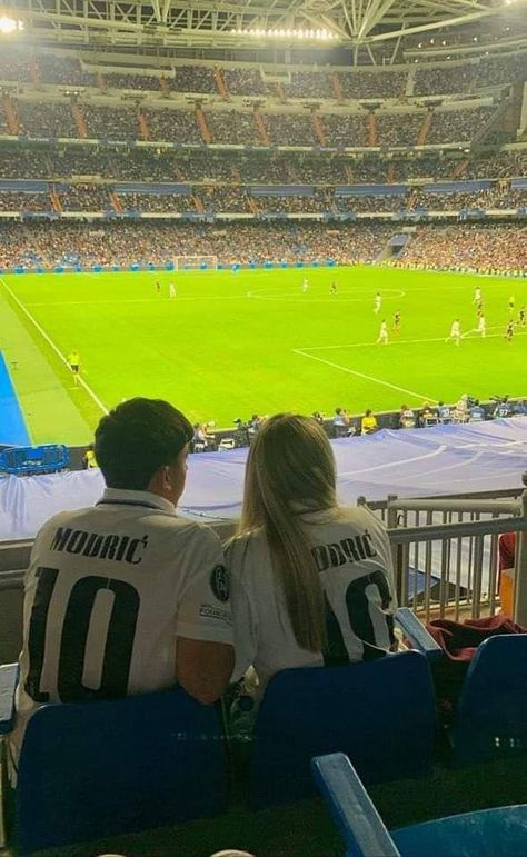 Real Madrid Couple Fans, Real Madrid Couple, Lionel Messi Wife, Cute Couples Football, Messi And Wife, Madrid Girl, Real Madrid Video, Soccer Couples, Goals Football