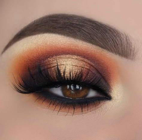 Beautiful bronze and black eye makeup Orange Smokey Eye Makeup, Bday Makeup, Green Dress Makeup, Teknik Makeup, Make Up Designs, Make Up Gold, Maquillage On Fleek, Gold Eyeliner, Gold Makeup Looks