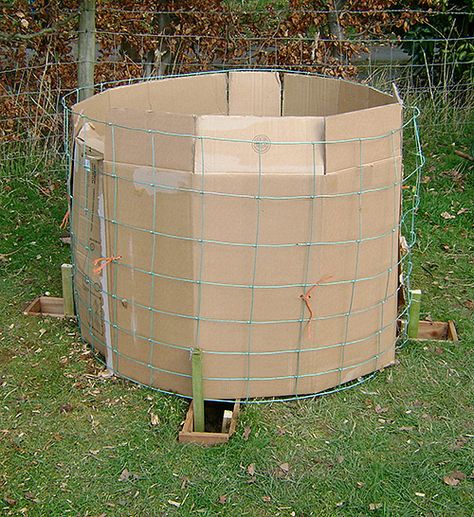 Looking for some awesome aeration techniques in a humid environment? Creating a channel beneath a simple wired bin allows excess moisture to drain, all while keeping a steady flow of air from below your pile to speed up decomposition. Compost Bin Ideas, Diy Compost Bin, Compost Bin Diy, Compost Bins, Diy Compost, Front Yard Landscaping Diy, Worm Composting, Lawn Care Tips, Garden Compost