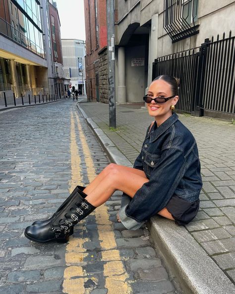 Are you ready for festival season? 🪩 Casual Uni Outfits, Pink Concert Outfit, Leather Boots Outfit, Fall Jackets Outfit, Leather Street Style, Fall Boots Outfit, Jacket Outfit Women, Denim Jacket Outfit, Effortless Outfit