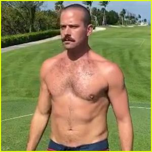 Armie Hammer Shirtless, Elizabeth Chambers, Richard Rankin, Sick Of People, Men Bodies, Armie Hammer, Call Me By Your Name, Old Singers, Just Jared