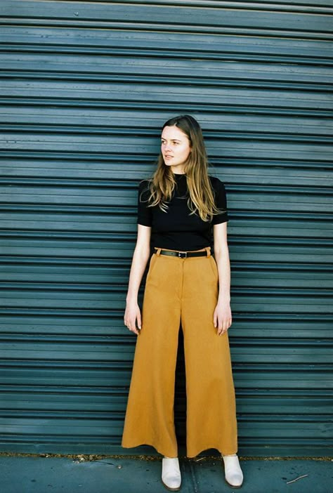 mustard culottes Square Pants Outfit, Culottes Outfit, Wide Legged Pants, Stylish Fall Outfits, Square Pants, Elegante Casual, Autumn Fashion Casual, Fashion Weeks, Wide Pants