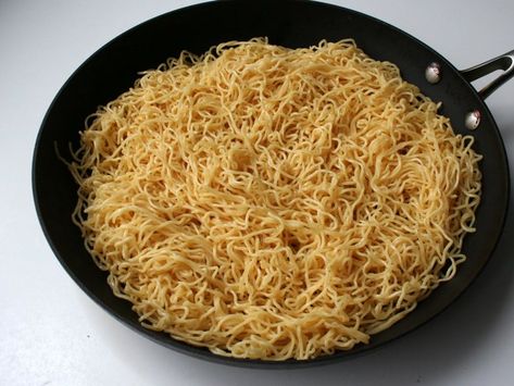 Cantonese Fried Noodles, Cantonese Pan Fried Noodles, Pan Fried Rice Noodles, Pan Fried Noodles Chinese Crispy, Fried Spaghetti Noodles, Hong Kong Style Pan Fried Noodles, Beef Pan Fried Noodles, Pan Fried Noodles Recipe, Cantonese Noodles Recipes