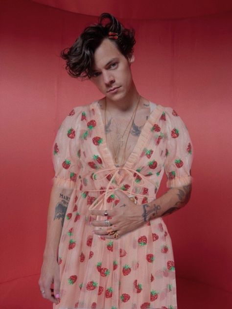 Harry Styles In Dress, Harry Styles Feminine, Harry Styles Dress, Harry Styles Outfits, Feminine Boy, Harry Styles Icons, Lirika Matoshi, Harry Styles Outfit, Harry Styles Edits