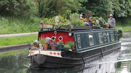 Narrowboat Garden, Narrowboat Exterior, Barge Living, Canal Boats England, Canal Boat Narrowboat, Canal Boat Interior, Boating License, Barge Boat, Shanty Boat