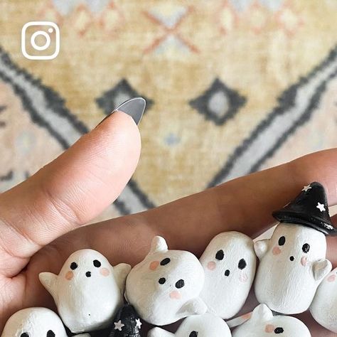 Spooky Clay Projects, How To Make A Ghost Out Of Clay, How To Make Clay Ghost, Bake Clay Ideas, Clay Ghost Tutorial, Polymer Clay Ghost Diy, Oven Bake Clay Ideas, Air Dry Clay Mini Ghosts, Clay Ghosts