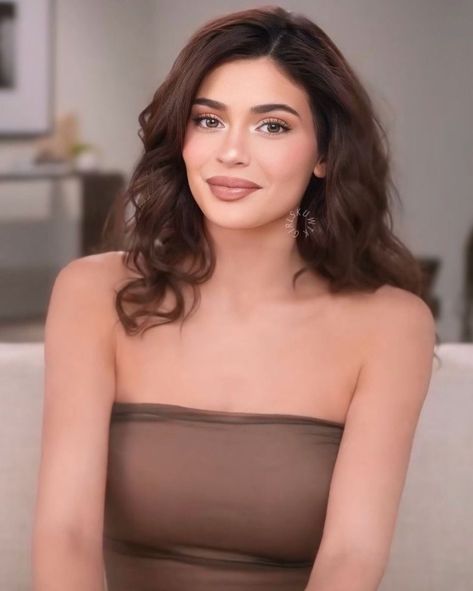 Kylie Jenner Brown Hair, Kylie Jenner Hair Brown, Kylie Jenner Hairstyle, Kylie Jenner Face, Kylie Jenner Hair Color, Supermodel Aesthetic, Kylie Jenner Outfits Casual, Kylie Jenner Fans, Kylie Hair