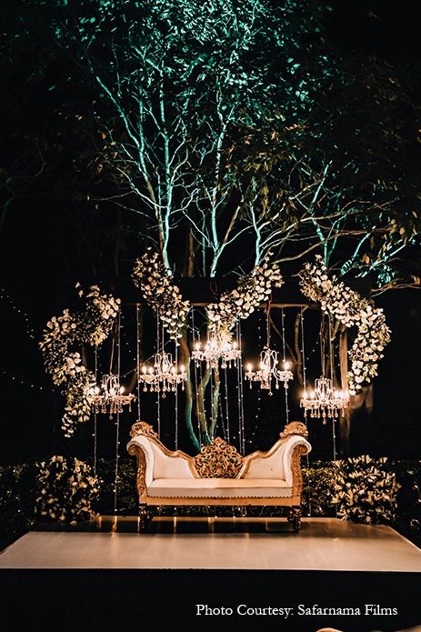 Reception Decorations Indian Outdoor, Reception Theme Ideas Indian, Reception Decor Ideas Indian, Indian Reception Decor Outdoor, Indian Rustic Wedding, Indian Engagement Stage Decorations, Aesthetic Indian Wedding Decor, Sangeet Decoration Outdoor, Engagement Indian Decor