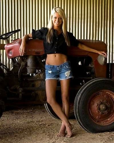 Cowgirl Look, Old Tractor, Classic Tractor, Old Tractors, Country Women, Vintage Tractors, Farm Tractor, Farm Girl, Diecast Models