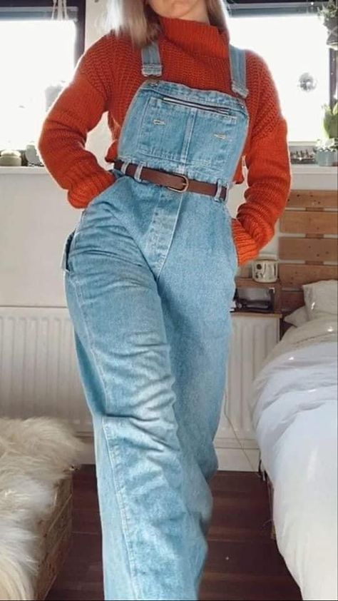 Dangri Dress Outfits, Skirt Overalls Outfit Fall, Dungree Styles Winter, Cathartic Overalls Outfit, Outfit Ideas With Overalls, Overalls Midsize, Midsize Overalls, Hippie Overalls Outfit, Midsize Overalls Outfit