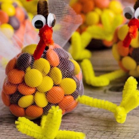 17 Cute Thanksgiving Classroom Treats Your Students Will Love - Chaylor & Mads Candy Turkeys, Thanksgiving Turkey Treats, Diy Thanksgiving Crafts, Thanksgiving Candy, Fun Thanksgiving Crafts, Turkey Treats, Thanksgiving Kids Table, Thanksgiving Snacks, Easy Treat