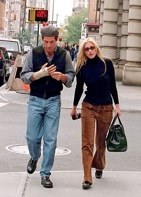 John & Carolyn Bessette Kennedy Five Jeans, Carolyn Bessette, John Junior, Elegante Y Chic, Jfk Jr, Priscilla Presley, Mode Inspiration, Audrey Hepburn, Gossip Girl