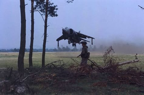 British Harrier on field exercises in West Germany, 1980s Military Images, Military Aesthetic, Military Jets, Aviation Photography, Air Forces, Royal Air Force, Historical Art, Military Equipment, Historical Pictures