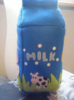 Felt Milk Carton Softie Tutorial / Pattern Homemade Kids Toys, Play Food Diy, Diy Felt Board, Felt Food Patterns, Felt Food Diy, Felt Fruit, American Girl Doll House, Childrens Kitchens, Felt Play Food