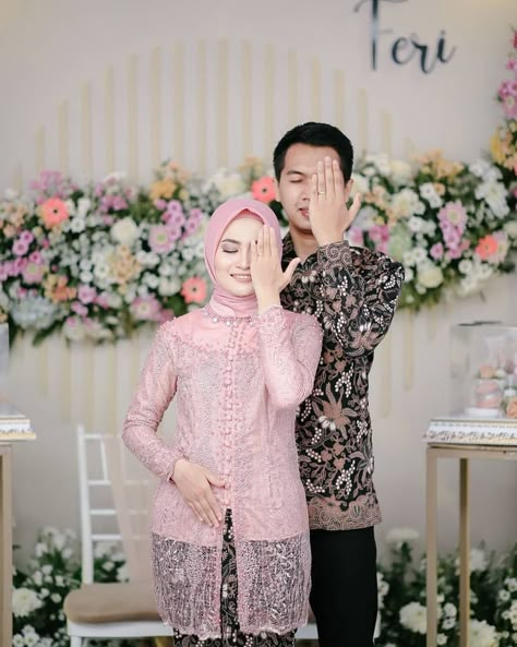 Jangan Lupa Klik dan Kunjungi Toko Aku ya . . . . #kebaya #lebaran2023 #gamis Posing Pelamin, Pose Tunangan, Pose Lamaran, Prewedding Adat, Pose Pengantin, Muslim Wedding Photography, Engagement Pose, Photo Engagement, Foto Wedding