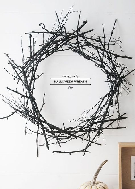 Halloween Entryway, Diy Halloween Dekoration, Modern Halloween Decor, Wreaths Design, Halloween Decor Diy, Minimalist Halloween, Diy Halloween Wreath, Diy Halloween Decor, Modern Halloween