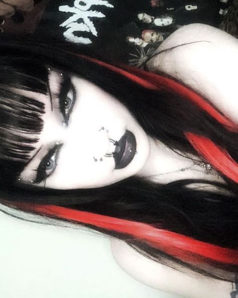 Goth Highlights Instagram, Pretty Goth Girl, Black Hair With Red Highlights, Black Goth Girl, Goth Girl Aesthetic, Gothic Hair, Alternative Girl, Dark Makeup Looks, Concert Makeup