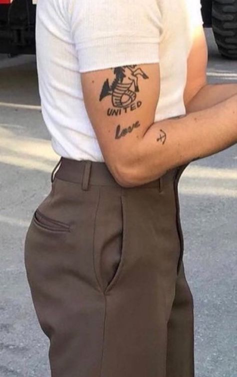 Brown Pants White Shirt, Matty 1975, Matthew Healy, Matt Healy, Matty Healy, Pants White, The 1975, Brown Pants, Aesthetic Vintage