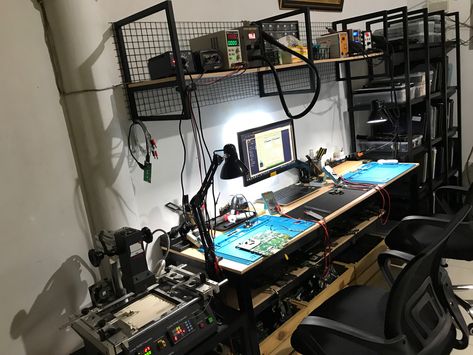 Engineer Room Design, Workshop Desk Ideas, Electronics Workspace, Electronics Lab Workbenches, Electronics Workbench, Tech Room, Gear Room, Mens Bedroom Decor, Hobby Desk