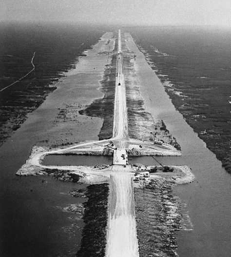 Alligator Alley, under construction in 1965. Until it was built Fort Lauderdale residents had no direct route to the Gulf Coast, constructed from Ft. Laud. to Naples directly across the Everglades Vintage Road Trip, Florida Attractions, Miami Photos, Howard Johnson's, The Everglades, Gulf Coast Florida, Florida Living, State Of Florida, Old Florida