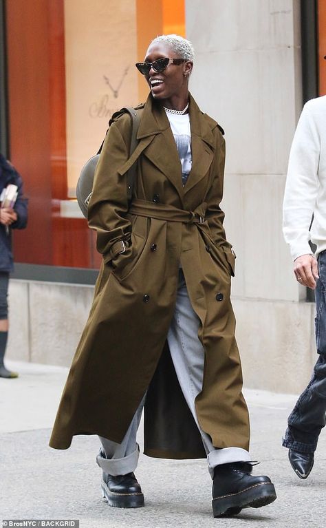 Jodie Turner-Smith dons Burberry trench and bag for NYC stroll... ahead of Monday's Met Gala | Daily Mail Online Red Strapless Dress, Burberry Trench, Burberry Trench Coat, Afro Punk, Looks Street Style, Light Blue Jeans, New York Street, High Fashion Street Style, Tron