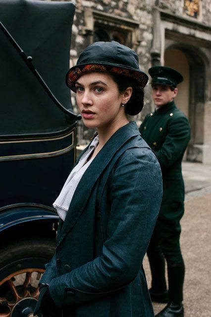 Sybil with Branson in the background. Branson Downton Abbey, Sybil Crawley, Tom Branson, Lady Sybil, Jessica Brown Findlay, Dowager Countess, Jessica Brown, Downton Abby, Lady Mary