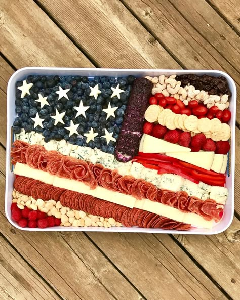 Patriotic Food, Creative Snacks, 4th Of July Desserts, Fourth Of July Food, Charcuterie And Cheese Board, Charcuterie Recipes, Cheese Tray, Jell O, Snack Tray