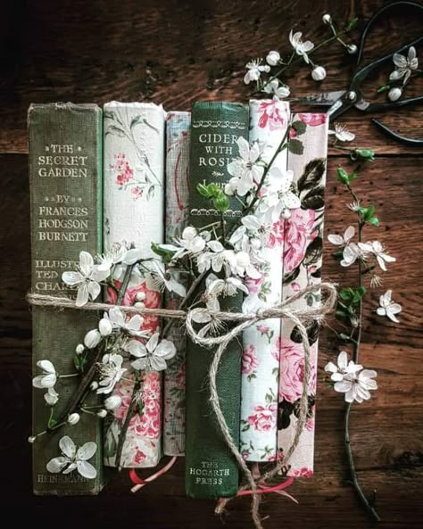 Apothecary Aesthetic Wallpaper, Cell Wallpaper, Frühling Wallpaper, Upcycled Gifts, Vintage Floral Fabric, Book Flowers, Deco Floral, Old Books, Book Decor