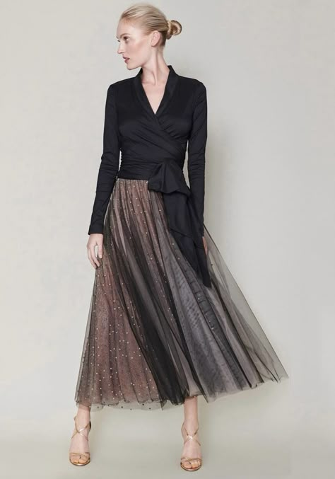 Tulle Skirt Formal Outfit, Tulle Skirt Sequin Top, Tulle Midi Skirt Outfit Winter, Gathered Long Skirt, Tulle Skirt Outfit Wedding, Tulle Skirt Outfit Formal, Black Tulle Skirt Outfit, Velvet Top Designs, Midi Skirt Outfit Winter