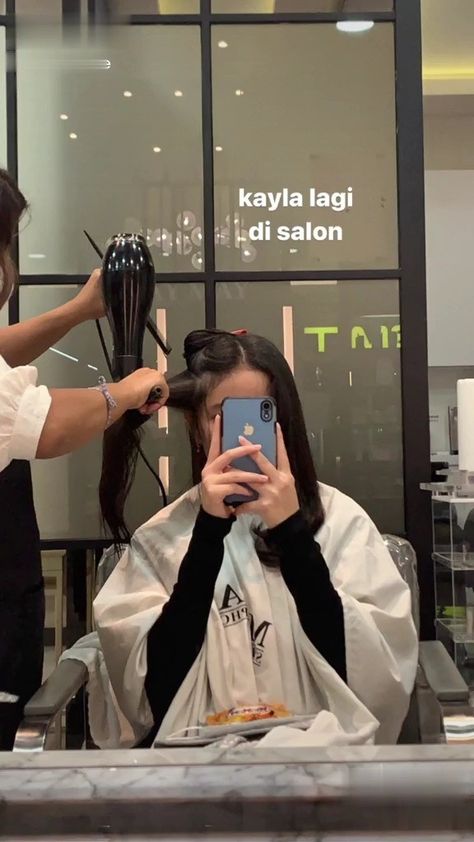 Beauty Salon Owner Aesthetic, Hair Salon Mirror Selfie Aesthetic, Doing Makeup In Mirror Aesthetic, Korean Beach Outfit, Lipstick Mirror Writing Selfie, Store Mirror Selfie Aesthetic, Beauty School Cosmetology, Pamper Days, Salon Mirrors