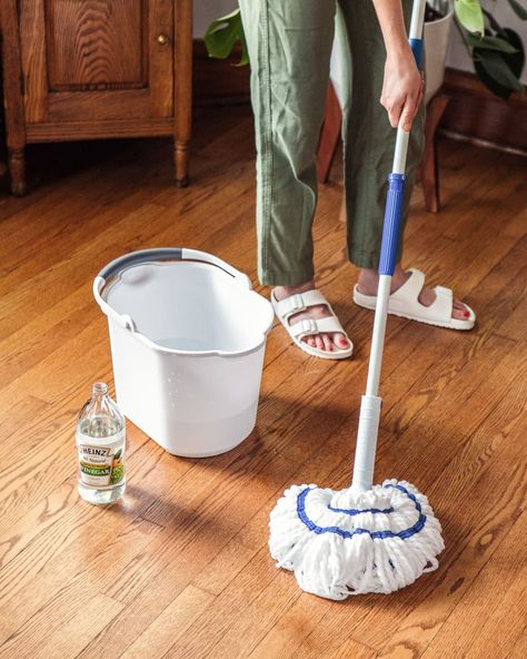 Someone using white vinegar to clean hardwood floor. Hardwood Floor Cleaner Diy, Wood Floor Cleaner Hardwood, Diy Wood Floor Cleaner, Best Hardwood Floor Cleaner, Best Floor Cleaner, Cleaning Wooden Floors, Cleansing Foods, Diy Floor Cleaner, Mopping Hardwood Floors