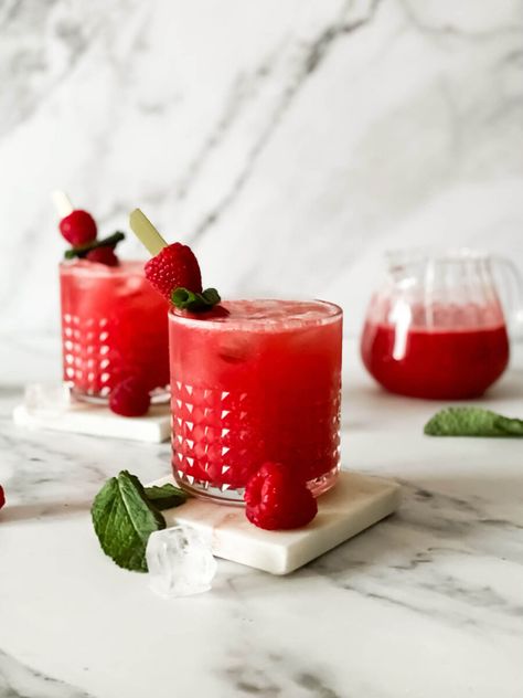 This apple cider vinegar mocktail is a refreshing and flavourful drink with a balance of tartness from the ACV and sweetness from honey. Apple Cider Vinegar Mocktail, Acv Mocktail, Recipes With Apple Cider Vinegar, Vinegar Mocktail, Acv Drink, Blueberry Cocktail, Vinegar Drinks, Apple Cider Vinegar Drink, Vinegar And Honey