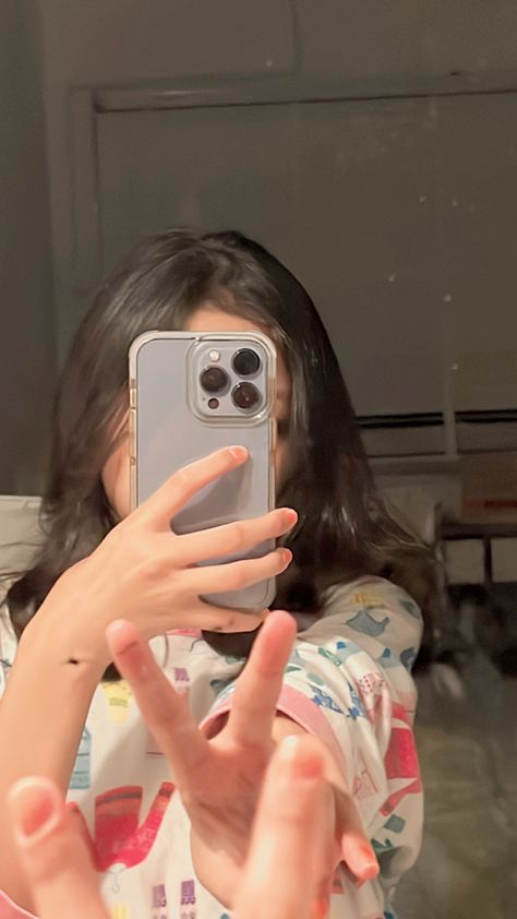 Phone Covering Face Selfie, Mirror Selfie Poses Face, Snap Selfie, Beautiful Profile Pictures, Beauty Makeup Tutorial, Mirror Selfie Poses, Selfie Poses Instagram, Friend Poses Photography, English Reading