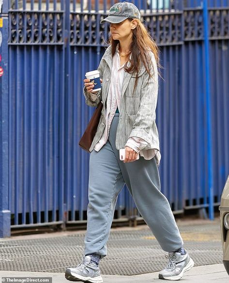 The 45-year-old went makeup free for the outing, wearing a baseball cap, sweats and sneake... Cap Street Style, Baseball Cap Outfit, Pins Board, Suri Cruise, Makeup Free, Cap Outfit, Candace Cameron Bure, Jessica Biel, The Nest