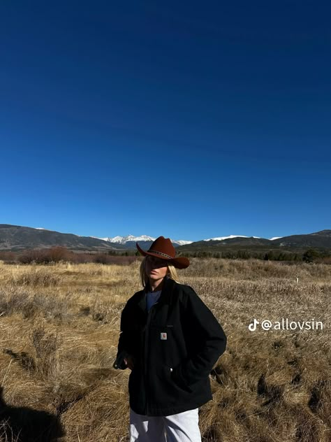 Fall Nature Outfit, Yellowstone Fall Outfit, Wyoming Outfit Winter, Winter Country Concert Outfit Night Cold, Winter Western Aesthetic, Kayce Dutton Aesthetic, Cozy Cowgirl Outfits, Cozy Cowgirl Aesthetic, Center Parcs Outfit