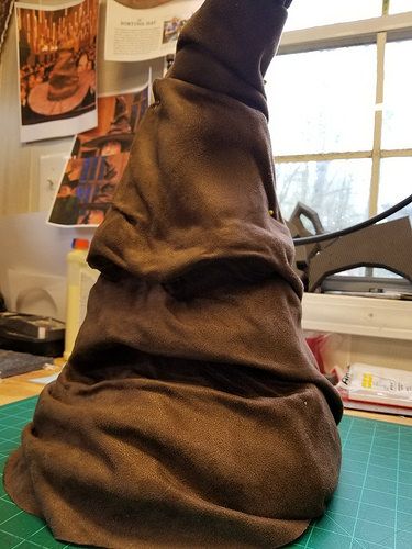 Harry Potter Sorting Hat - CON PICS!!! Diy Sorting Hat, Mechanic Decorations, Harry Potter Ornaments, Harry Potter Sorting, Harry Potter Sorting Hat, Harry Potter Spells, Prop Maker, Foam Shapes, Sorting Hat