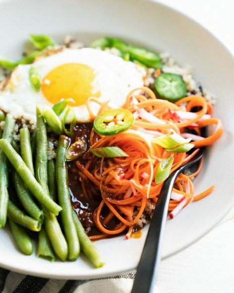 Here's a loose take on bibimbap: starring pickled radishes as a garnish! Bibimbap is a Korean rice bowl full of pickled vegetables, savory sauce, and a runny egg, all stirred together into delicious savory goodness. This quinoa bowl is an interpretation of the original flavors, using green beans, tangy quick pickled carrots and radishes, and topping it all off with a sauce made with gochujang, Korean chili paste. Vegetarian Bibimbap, Quick Pickled Carrots, Carrots And Radishes, Korean Rice Bowl, Gochujang Recipe, Bibimbap Bowl, Bibimbap Recipe, Korean Chili, Quinoa Recipes Easy