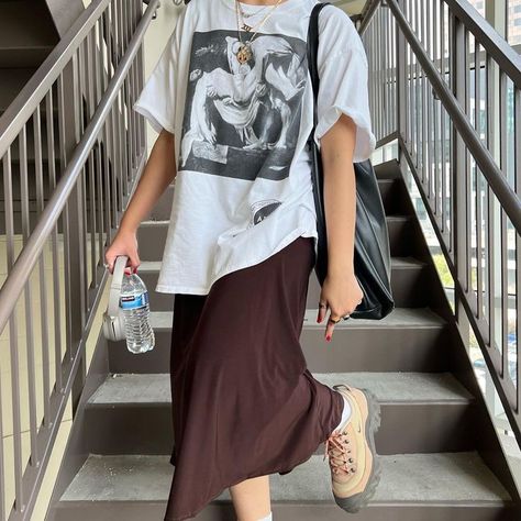 Oversized Shirt Layered Outfit, Tshirt And Skirt Outfit Fall, Midi Skirt Layered Outfit, Oversized Skirt Outfit, Spring Oversized Outfits, Oversized Tshirt Outfit With Skirts, Tshirt And Skirt Outfit Aesthetic, Long Skirts And Tshirts Outfit, Long Dress And Shirt Layer Outfit