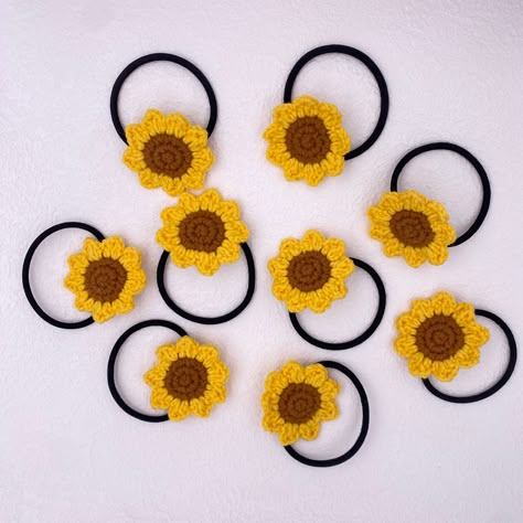 Crochet Hair Assories, Diy Crochet Hair Accessories, Hair Tye, Crochet Hair Ties, Crochet Hair Tie, Crochet Craft Fair, Sunflower Hair, Crochet Diy Tutorial, Crochet Bow