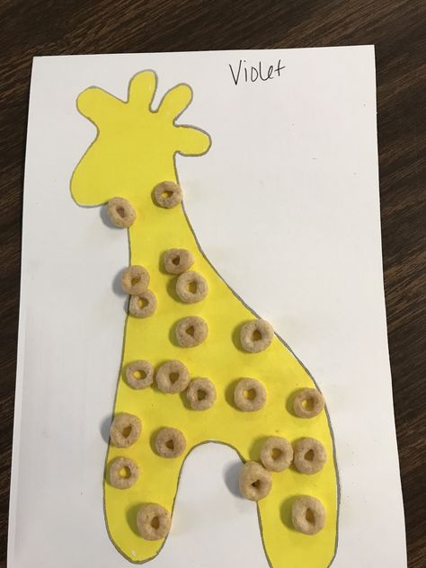 Giraffe Eyfs Activities, Cheerio Giraffe Craft, Preschool Giraffe Activities, Land Animals Preschool Activities, Cheerio Crafts, Giraffe Crafts For Toddlers, Zoo Art For Toddlers, Giraffe Craft Preschool, Zoo Crafts For Toddlers