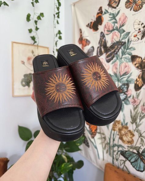 Sophie Seddon, Hippie Shoes, Estilo Hippy, Mode Hippie, Earthy Outfits, Funky Shoes, Shoe Inspo, Aesthetic Shoes, Swag Shoes