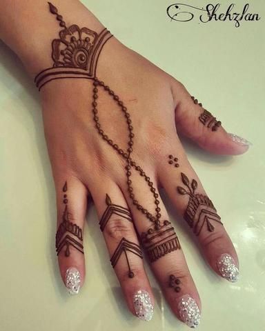 Easy Henna Designs to Try Out | 786 Cosmetics Cute Henna Tattoos, Henna Tutorial, Small Henna, Mehandi Art, Henna Drawings, Henna Inspired Tattoos, Cute Henna, Tato Henna, Henna Tattoo Hand