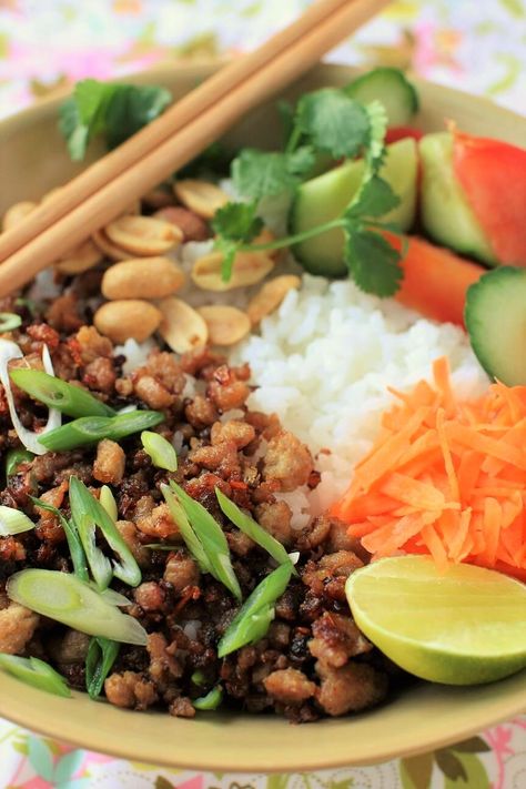 A quick and easy way to have the sweet and spicy flavor of popular Vietnamese braised pork. This version uses ground pork and a few other ingredients to get that same irresistible caramelization in just a short time. It's a flavor bomb. #Vietnamesepork #groundpork #ricebowl Ground Pork Bowls, Pork Rice Bowls, Pork Bowl Recipe, Pork Bowls, Pork Bowl, Vietnamese Recipe, Caramelized Pork, Bowl Meals, Vietnamese Pork