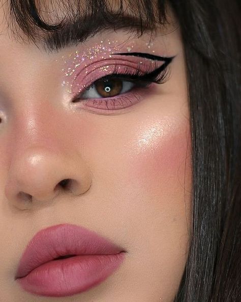 Rave Eye Makeup, Pink Glitter Makeup, Makeup Ojos, Rhinestone Makeup, Beginners Eye Makeup, Pink Eye Makeup, Barbie Makeup, Eye Makeup Pictures, Simple Eye Makeup